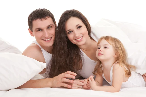 Ευτυχισμένη οικογένεια, μητέρα, πατέρας και κόρη που στηρίζεται στο λευκό β — Φωτογραφία Αρχείου