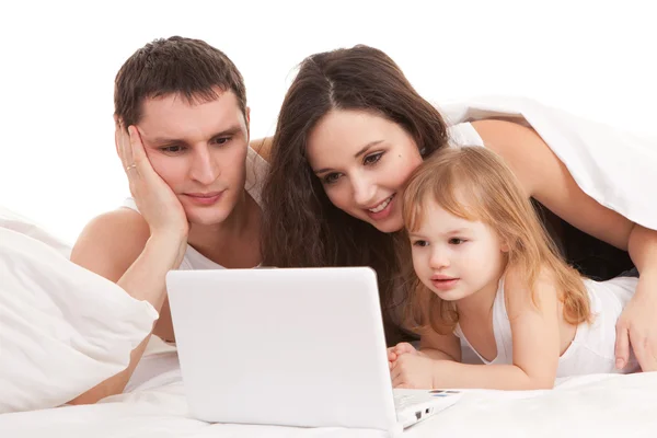 Ευτυχισμένη οικογένεια, μητέρα, πατέρας και κόρη με το lap-top για το whi — Φωτογραφία Αρχείου
