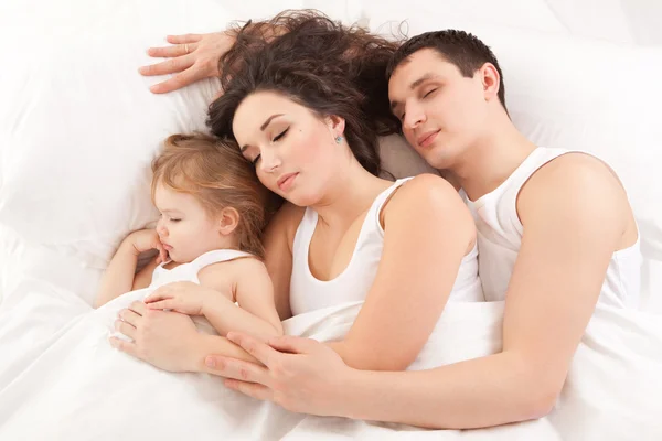 Szczęśliwa rodzina, matka, ojciec i córka spoczywa na b biały — Zdjęcie stockowe