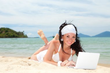 yaz plaj beyaz dizüstü bilgisayar ile sevimli kadın