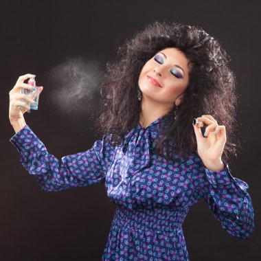 siyah arka plan üzerine parfüm olan genç moda kadın