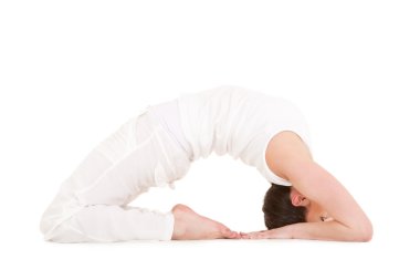Yoga yapan genç bir kadın.