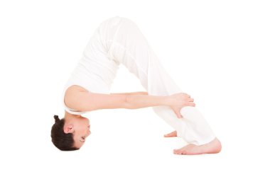 Yoga yapan genç bir kadın.