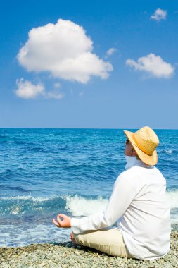 şapka meditasyon bir adamla Beach