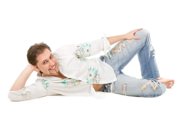 Модный человек, лежащий на белом фоне — стоковое фото