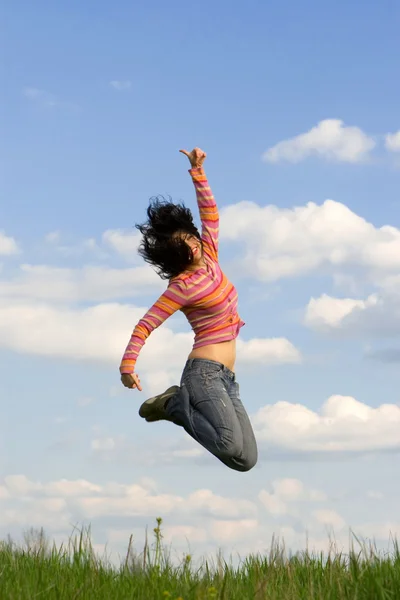 Красива молода жінка стрибає — стокове фото