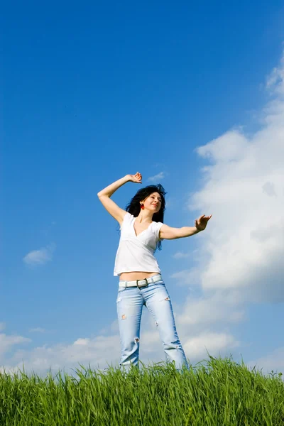 幸せな若い女の夢風での飛行 — ストック写真