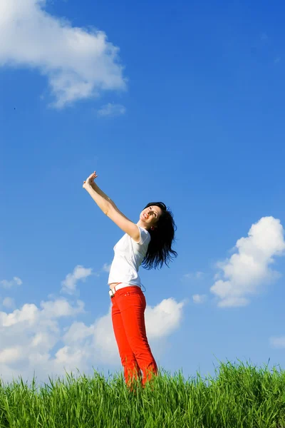 Šťastná mladá žena snů létat na větry — Stock fotografie