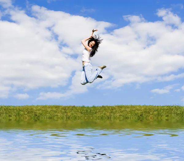 Espressiva giovane donna sta saltando — Foto Stock