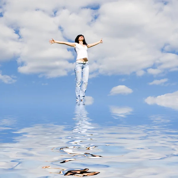 Щаслива молода жінка мріє літати на вітрах — стокове фото