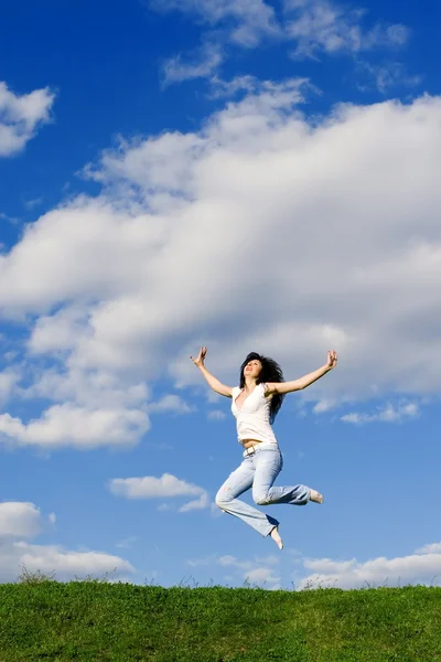Красивая девушка прыгает — стоковое фото