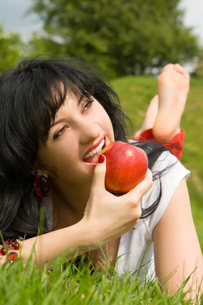 Pretty woman eating green apple — Stock Photo, Image