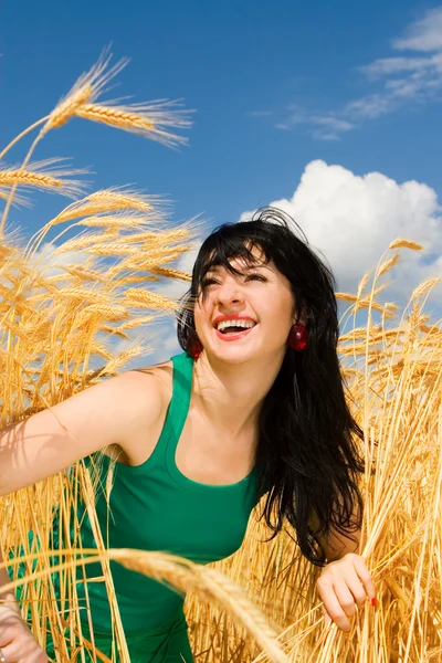Ευτυχισμένη γυναίκα στο χρυσό σιτάρι — Φωτογραφία Αρχείου