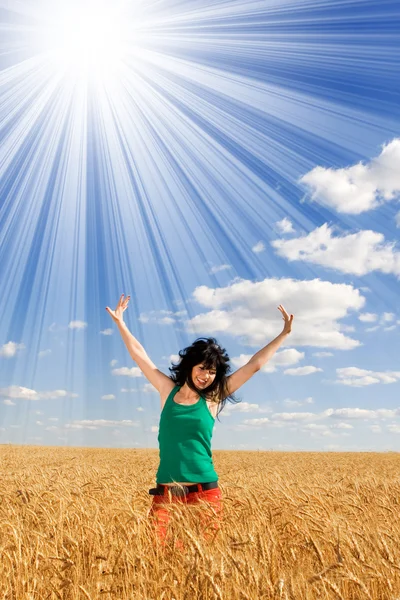 Щаслива жінка стрибає у золоту пшеницю — стокове фото