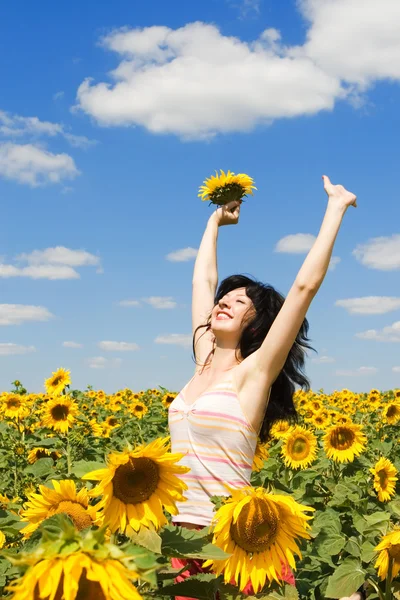Lustige Frau springt in das Feld der Sonnenblumen — Stockfoto