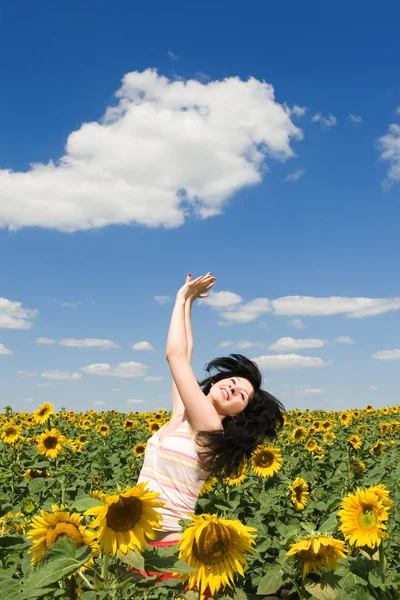 Frau im Feld der Sonnenblumen — Stockfoto