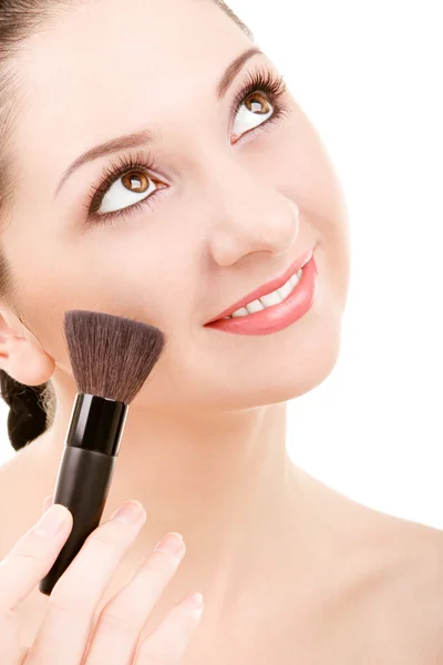 Jolie jeune femme avec une brosse à maquillage — Photo