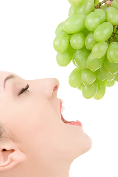 Hübsche Frau mit grünen Trauben auf weißem Hintergrund — Stockfoto