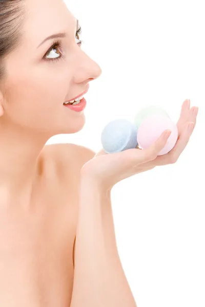 Mujer joven con bolas aromáticas para spa —  Fotos de Stock