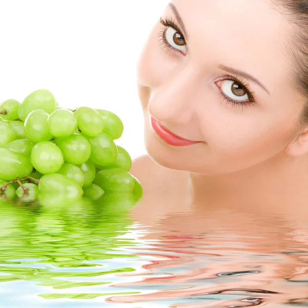 漂亮女人与孤立在白色背景上的绿色葡萄 — 图库照片
