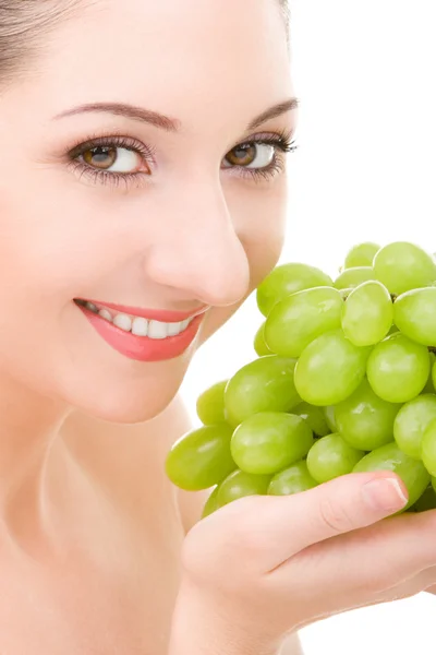 Mooie vrouw met groene druif — Stockfoto