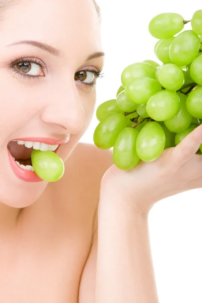 Ładna kobieta z zielonych winogron — Zdjęcie stockowe
