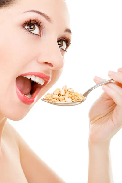 Ung kvinna äta müsli — Stockfoto