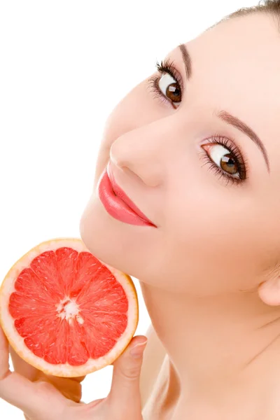 Красивая женщина с оранжевым изолированы на белом фоне — стоковое фото