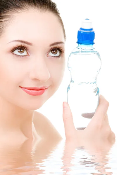Mooie vrouw met fles schoon water — Stockfoto