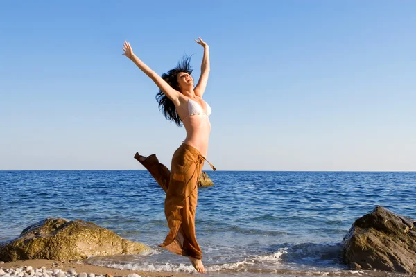 ビーチで幸せな若い女性のダンス — ストック写真