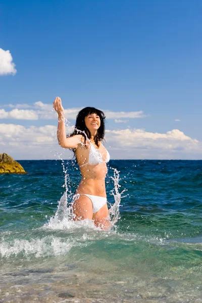 Hezká mladá žena na moři — Stock fotografie