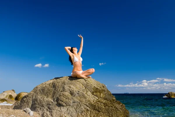 Mooie vrouw ontspanning in het strand — Stockfoto