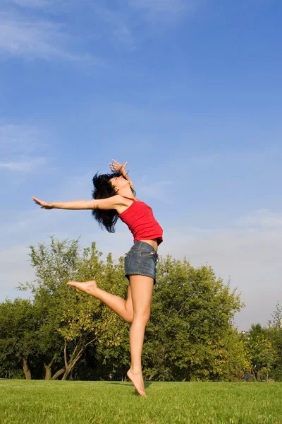 Hübsche junge Frau springt — Stockfoto