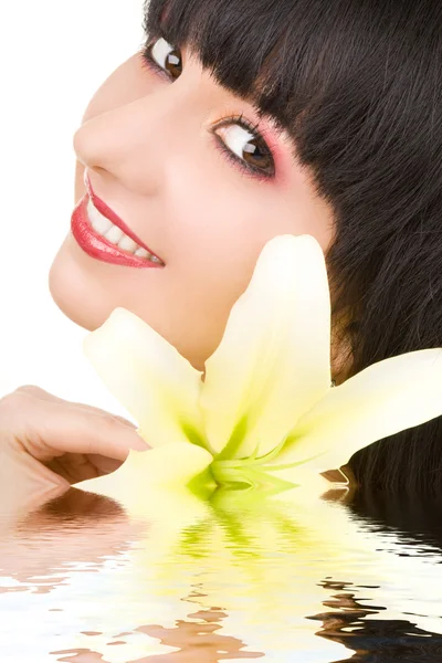 Молода жінка з квіткою лілії — стокове фото