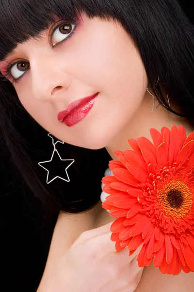Ung kvinna med röd blomma — Stockfoto