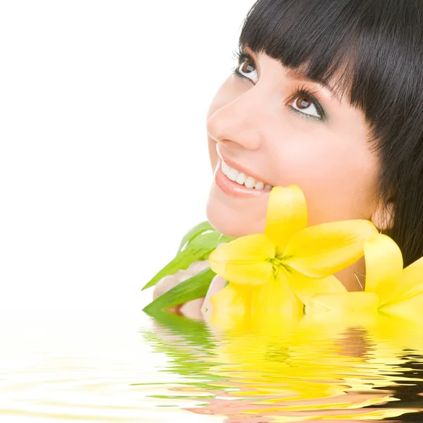 Jeune femme avec des fleurs — Photo