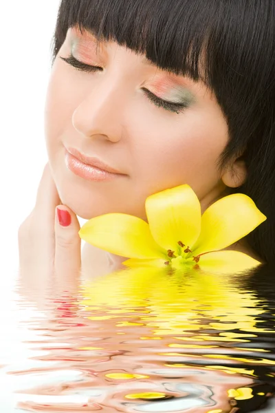 Roztomilá žena s květinou — Stock fotografie