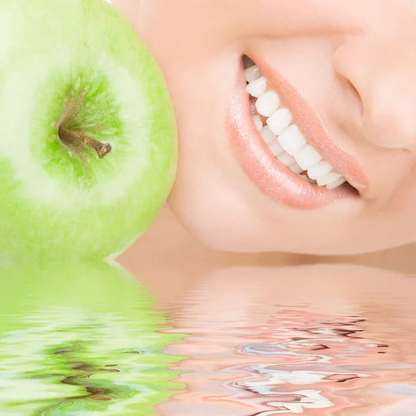 Gesunde Zähne und grüner Apfel — Stockfoto