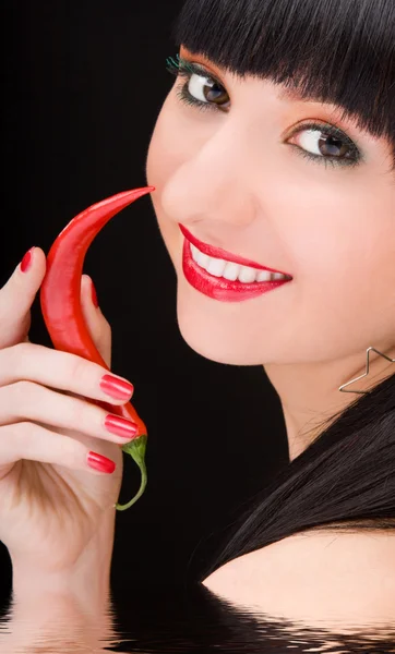 Leuk meisje met chili peper — Stockfoto