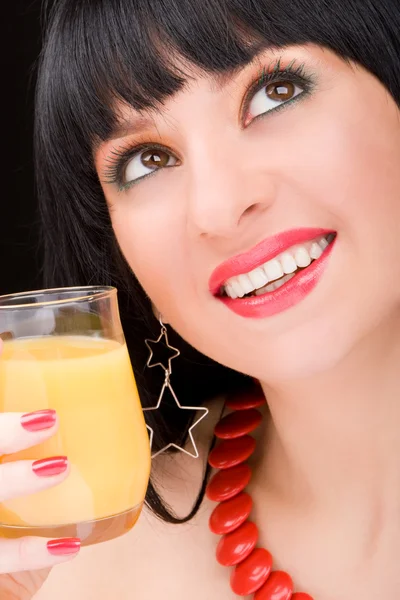 Süße Frau mit einem Glas Saft — Stockfoto