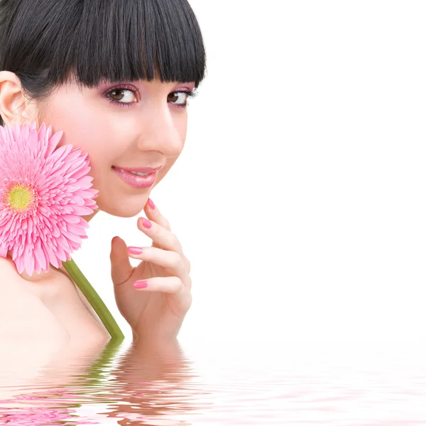 Ung kvinna med gerber blomma — Stockfoto