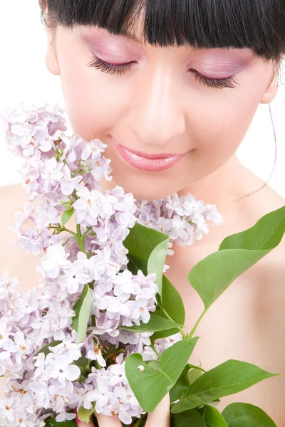 Mujer joven con flores lila —  Fotos de Stock
