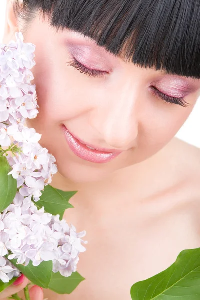 ライラック色の花を持つ若い女 — ストック写真