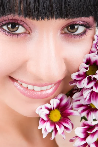 Młoda kobieta z różowe kwiaty — Zdjęcie stockowe