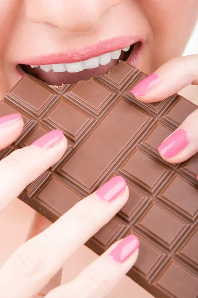 Lustige Frau isst Schokolade — Stockfoto