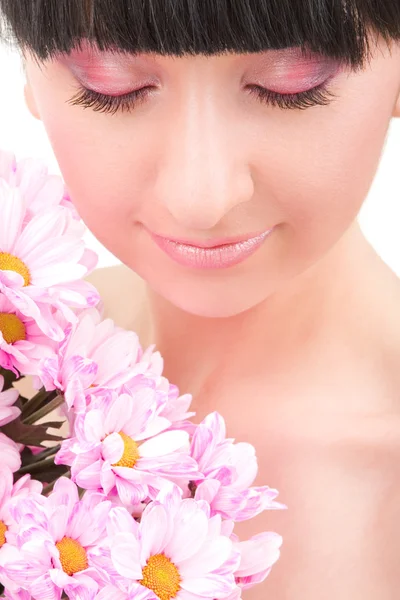 Linda morena com flores rosa — Fotografia de Stock