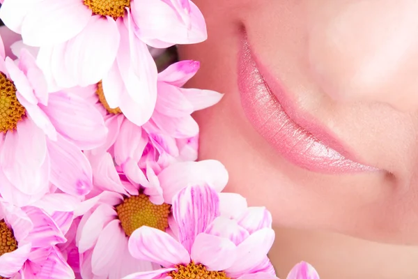 Χαμόγελο του νεαρή γυναίκα με λουλούδια — Φωτογραφία Αρχείου