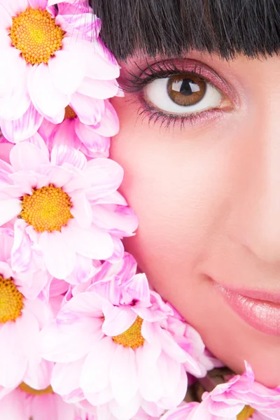 Лицо молодой женщины и цветы — стоковое фото