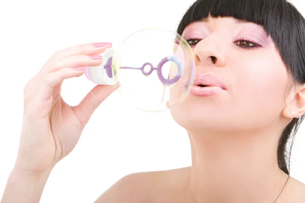 Mujer joven soplando burbuja de jabón —  Fotos de Stock