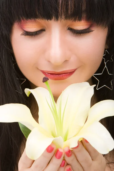 Νεαρή γυναίκα με Λουλουδι Κρινος — Φωτογραφία Αρχείου